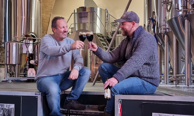 proosten met Jubileumbier TIEN Brouwers proosten met Naeckte Brouwers Jubileumbier TIEN